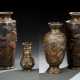 Paar Vasen und zwei kleine Vasen aus Bronze mit reliefiertem Dekor von 'chidori' zwischen Chrysanthemen - фото 1