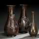 Enghalsvase aus Bronze mit Dekor einer Grille und Paar Vasen aus Bronze mit reliefiertem Dekor von Reihern - photo 1