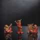 Gruppe von drei musizierenden Daruma aus Holz mit Lackdekor und Details in Horn und Elfenbein - Foto 1