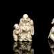 Drei Netsuke aus Elfenbein, u.a. Fassmacher, Hotei - Foto 1