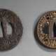 Konvolut von vier Eisen-tsuba mit verschiedenen Dekoren. Japan, Edo-Zeit, eines bez.: Umetatda - Foto 1