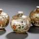 Drei Miniatur-Vasen mit feinem Dekor von figuralen Szenen aus Satsuma-Porzellan - photo 1
