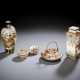 Gruppe von fünf Satsuma-Porzellanen: Paar Vasen, Deckeldöschen, Gürtelschnalle und Teekännchen - Foto 1