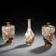 Paar Satsuma-Vasen mit Fasanen und Blüten und Satsuma-Vase mit Pfauen - фото 1