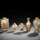 Gruppe von fünf Satsuma-Vasen teils mit Figurenszenen oder Rakan bzw. Blütenmotive - Foto 1