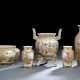 Fünf Satsuma-Porzellane: Schale, Weihrauchbrenner, eine Vase und Paar kleine Vasen mit figuralem Dekor - photo 1