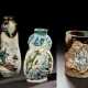 Vase und Pinselbecher aus Sumidagawa-Ware und Vase aus Keramik mit Dekor eines Rakan bzw. Affen - Foto 1