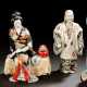 Zwei polychrom gefasste Kutani Porzellan-Gruppen: Schauspieler mit Noh-Maske und lesende Bijin neben Daruma-Puppe - photo 1