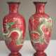 Paar Cloisonné-Vasen mit Dekor von zwei sich windenden Drachen auf rotem Grund - photo 1