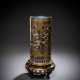 Zylindrische Cloisonné-Vase mit polychromem Dekor von Mustern und Emblemen auf schwarzem Grund - Foto 1