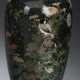 Cloisonné-Vase mit dunkelgrünem Fond, Aventurin-Flecken, Vögeln und Blüten - Foto 1