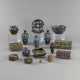 Gruppe von 16 Cloisonné-Objekten teils mit floralem Dekor und Drachen, u.a. Vasen, Deckeldosen, Teller und Schalen - photo 1