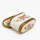 Porcelain double snuffbox with flower bouquets - фото 1