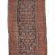 Galerie mit Herati-Muster 384 cm Nordwestpersien, um 1930, Wolle auf Baumwolle, dunkelblaues Herati-gemustertes Feld, breite Hauptbordüre mit geometrisierter Blütenranke, LxB: 384/110 cm - photo 1