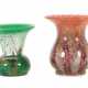 2 Ikora-Vasen WMF Geislingen, 1930er Jahre, farbloses Kristallglas mit Zwischenschichtdekoren, modelgeblasen, die grün eingefärbte Vase mit ansteigenden Flammen und Trichterhals, die rot gestreifte Vase mit silberweißen Craquelée, H: bis 12,5 cm - photo 1