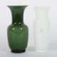 Vasen ''Aurati'' & ''Opalino'' Italien, Venini, 1998 und 1993, die Aurati-Vase aus opakem Glas, grün überfangen; die Opalino-Vase aus opakem Glas, farblos überfangen, beide Vasen formgeblasen, mit Ritzsignatur und Datierung, H: ca - Foto 1