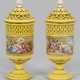 Paar Potpourri-Vasen mit Boucher-Dekor - фото 1