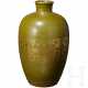Mit Teestaub glasierte Drachenvase mit vergoldetem Dekor und Yongzheng-Marke, wohl aus dieser Zeit - photo 1