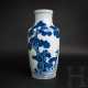 Bedeutende blau-weiß dekorierte Vase mit Hirsch und Gedicht, China, vermutlich 18. Jhdt. - photo 1
