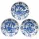 Drei blau-weiße Teller mit "Chenghua Nian Zhi"-Marke, wohl 17. Jhdt. - Foto 1