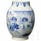 Schöne ovoide blau-weiße Vase, wohl Übergangsperiode (17. Jhdt.) - photo 1
