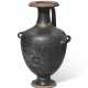 A GREEK BLACK-GLAZED HYDRIA - Foto 1