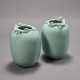 A FINE AND VERY RARE PAIR OF CELADON-GLAZED OVOID VASES WITH CHILONG APPLIQUES - Foto 1