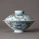 A FINE AND RARE DOUCAI ‘SWALLOW’ CONICAL BOWL AND COVER - Foto 1