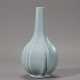 A RARE AND FINE GUAN-TYPE PENTA-LOBED BOTTLE VASE - фото 1