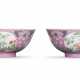A FINE PAIR OF PINK-GROUND FAMILLE ROSE ‘MEDALLION’ BOWLS - Foto 1