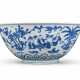 A RARE AND LARGE BLUE AND WHITE ‘BOYS’ BOWL - Foto 1