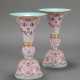 A PAIR OF FAMILLE ROSE PINK-GROUND GU-FORM VASES - Foto 1