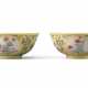 A PAIR OF FAMILLE ROSE YELLOW-GROUND ‘FLOWER’ MEDALLION BOWLS - Foto 1