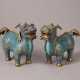 A PAIR OF CLOISONNE ENAMEL FIGURES OF QILIN - Foto 1