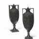 PAIRE DE VASES ORNEMENTAUX D`EPOQUE NEOCLASSIQUE - Foto 1