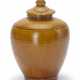 AN AMBER-GLAZED POTTERY JAR AND COVER - фото 1
