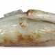 A PALE GREENISH-WHITE AND RUSSET JADE CARVING OF A RECUMBENT CRANE - Foto 1