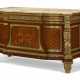 A LARGE FRENCH ORMOLU-MOUNTED MAHOGANY, BOIS SATINE, SYCAMORE AND STAINED FRUITWOOD MARQUETRY AND PARQUETRY COMMODE - Foto 1