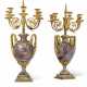 A PAIR OF FRENCH ORMOLU AND MARBLE FIVE-LIGHT CANDELABRA - Foto 1