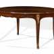 A FRENCH ORMOLU-MOUNTED KINGWOOD AND MAHOGANY CENTER TABLE - Foto 1