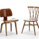 Lot consisting of a chair by Charles and Ray Eames "DCW" model, design from 1946, recently produced by Vitra, Switzerland, and a chair made by Ercol in solid beech - фото 1