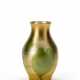 Baluster vase in "Favrile" glass decorated with green leaves and racemes on an iridescent golden background - Foto 1