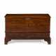 A CHIPPENDALE INLAID WALNUT BLANKET CHEST - Foto 1