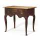A QUEEN ANNE PAINTED MAPLE DRESSING TABLE - Foto 1