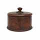 A TURNED CYLINDRICAL VINEGAR-GRAINED COVERED BOX - Foto 1