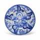 A DUTCH DELFT BLUE AND WHITE MYTHOLOGICAL CHARGER - Foto 1