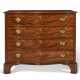 A CHIPPENDALE MAHOGANY VENEERED SERPENTINE-FRONT CHEST-OF-DRAWERS - Foto 1