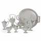 AN AMERICAN SILVER SEVEN-PIECE TEA AND COFFEE SERVICE AND MATCHING SILVER-PLATED TWO-HANDLED TRAY - Foto 1