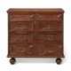 A JOINED RED-PAINTED PINE CHEST-OF-DRAWERS - Foto 1