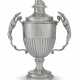 A REGENCY SILVER TWO-HANDLED CUP AND COVER - Foto 1